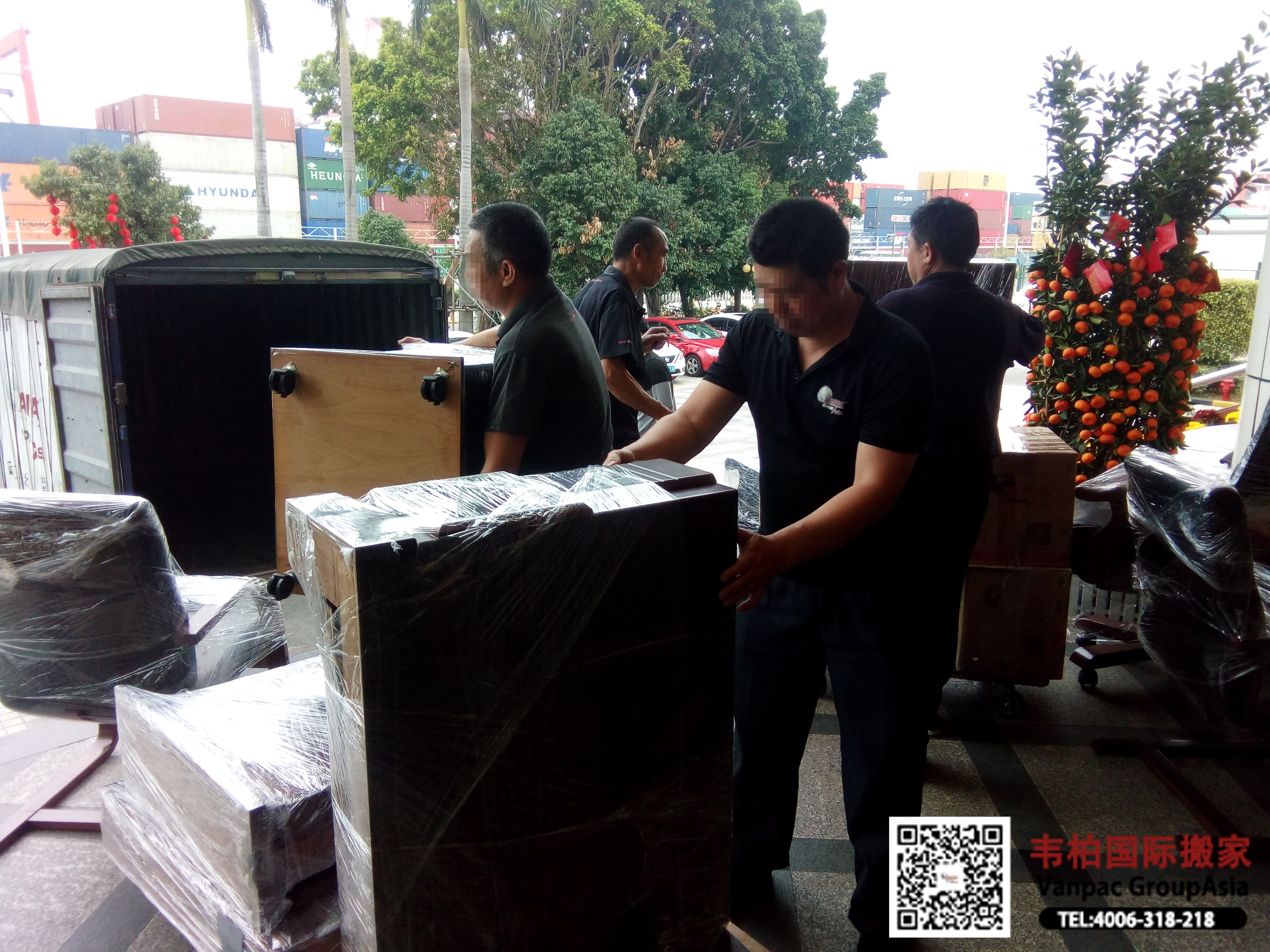 办公桌椅搬运上车中