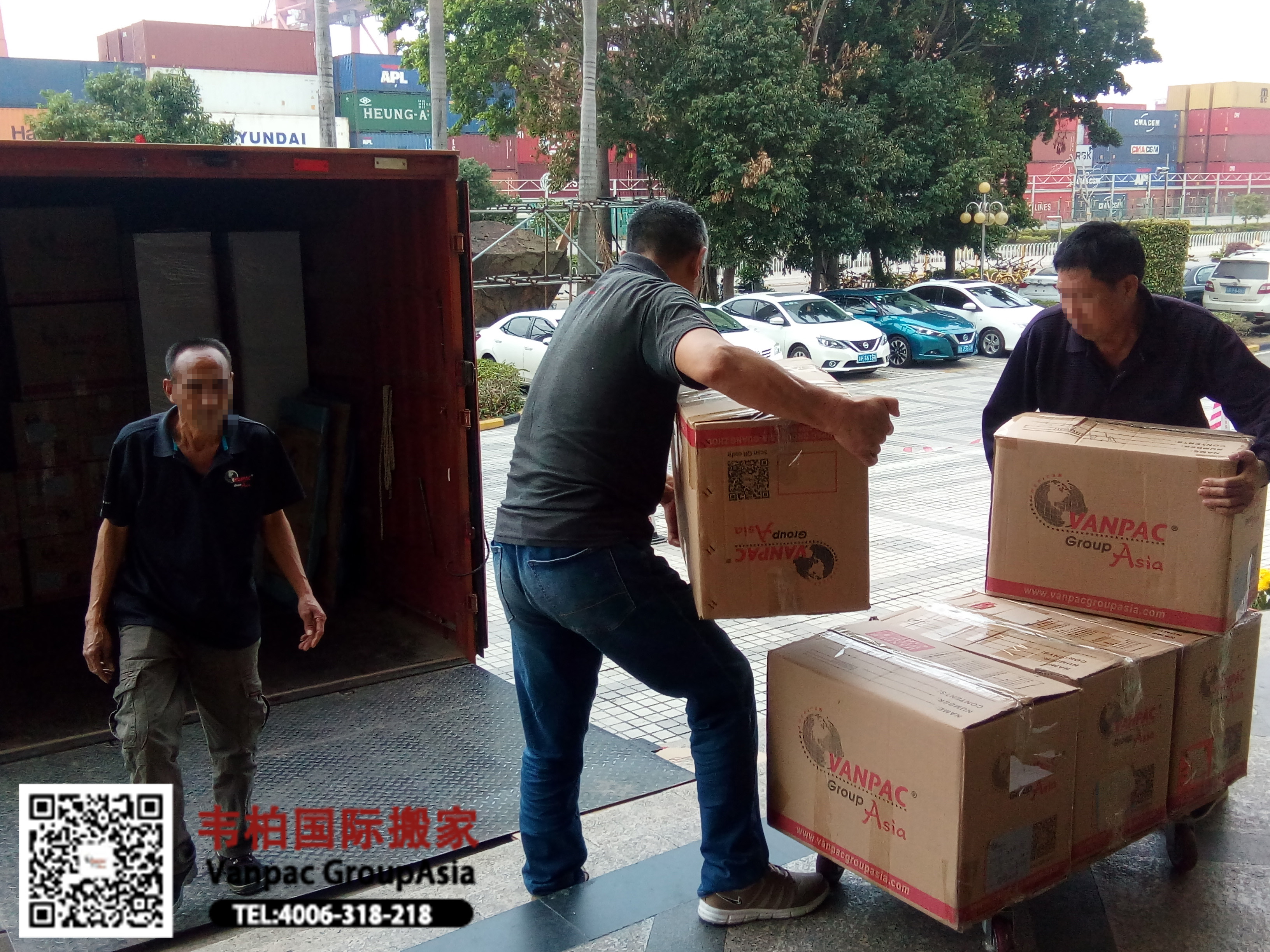 打包好的私人物品搬运上车