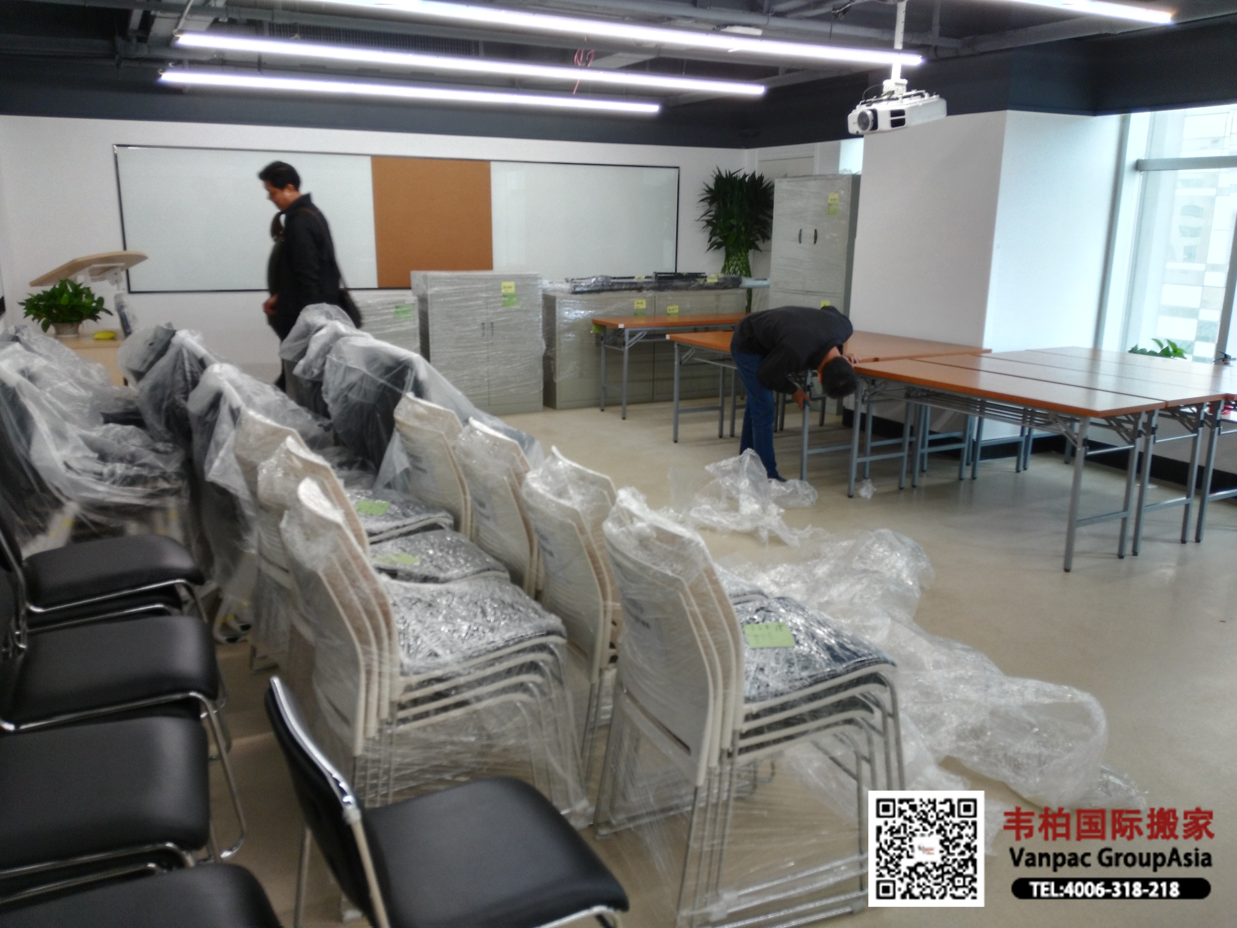 培训桌椅拆包归位中