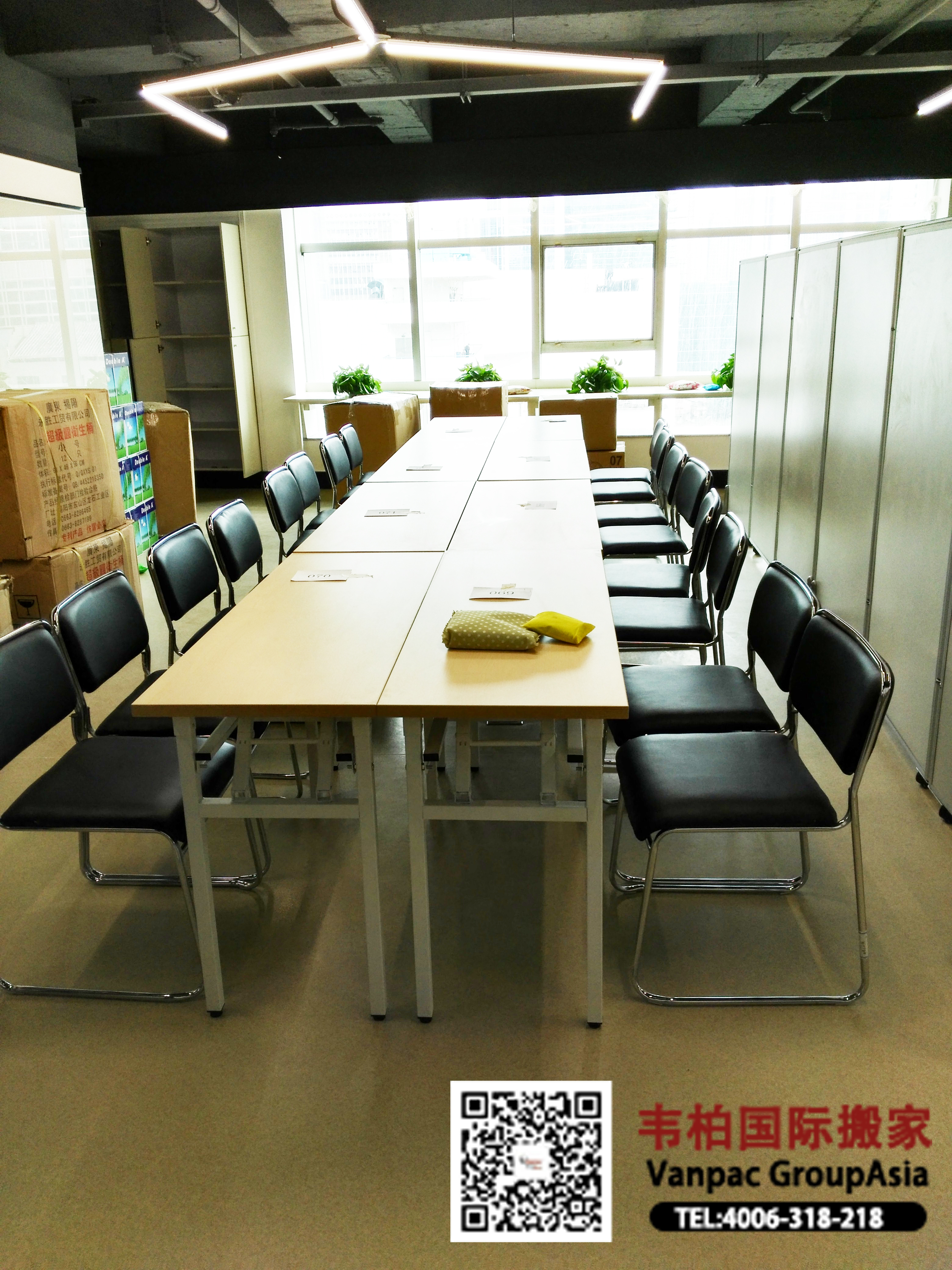 归位好的办公桌椅