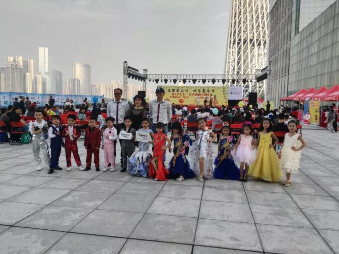 模法社与韦柏国际负责人合影