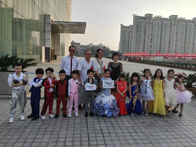 韦柏国际负责人与本活动负责人合影