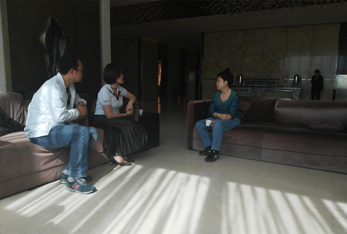 韦柏国际负责人与义工代表交谈