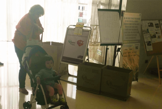 带小孩过来捐赠爱心