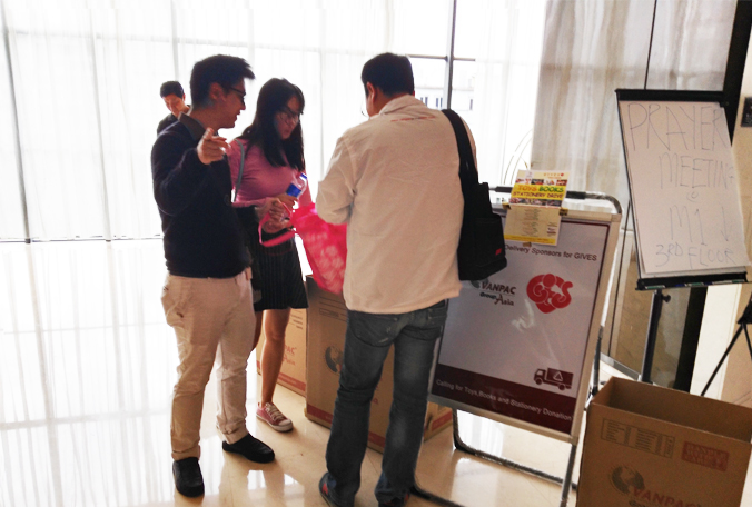 夫妻一起捐赠爱心