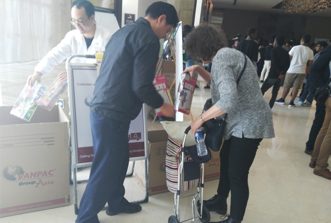 外国朋友捐赠爱心